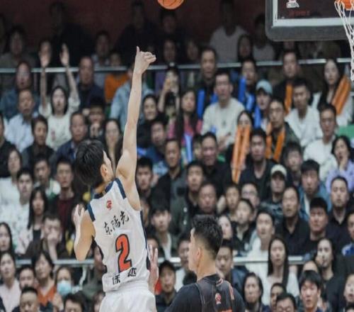 徐杰：困難時期要勇于站出來說話，而不是把球撇出去躲在一邊