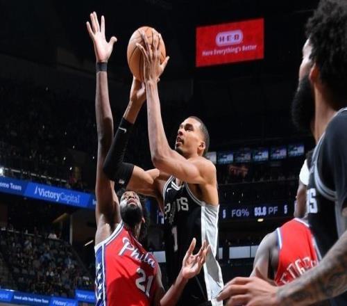 文班肋骨挫傷退賽：沖獎告急，還需出戰(zhàn)1場超20分鐘