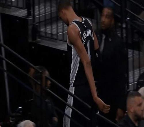 重磅：文班亞馬因傷退出比賽，或缺席24周，馬刺的天塌了