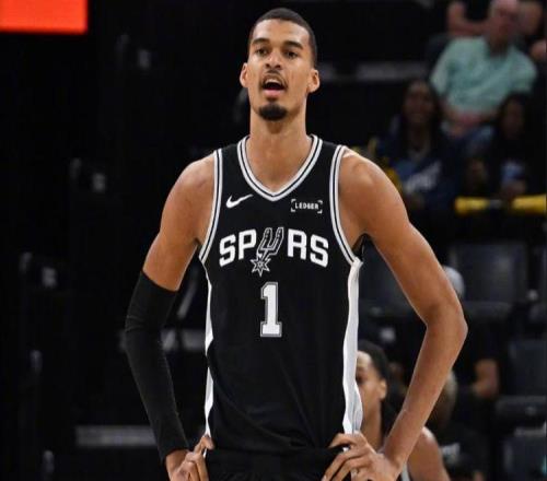 马刺拒逆转!文班17+5伤退,恩比德34分19罚,乔治16+5榜眼爆发