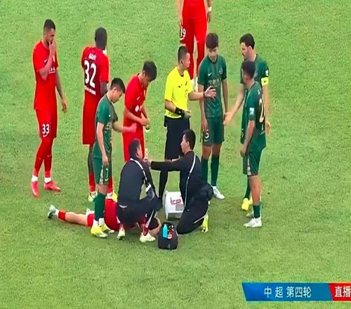 鬧劇!中超裁判回歸首秀翻車,薅頭發(fā)視而不見(jiàn),隊(duì)醫(yī)進(jìn)場(chǎng)判界外球