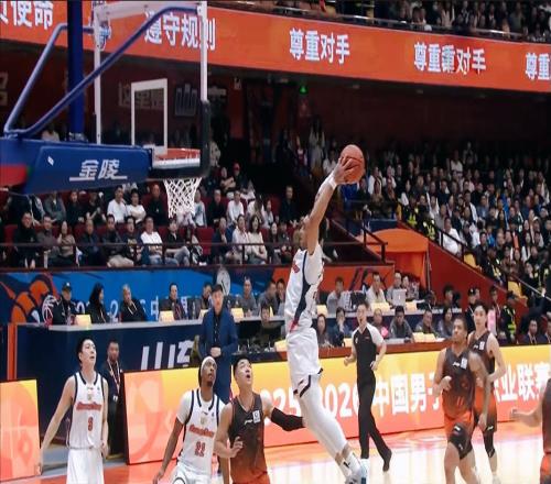 首次亮相5記3分！CBA爭4卡位戰(zhàn)：廣東完敗山東，徐杰3度遭調(diào)侃！