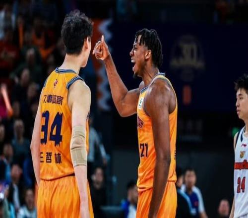 上海男籃沖擊17連勝！盧偉拒絕爆冷，懷特塞德對(duì)位法爾，央視直播
