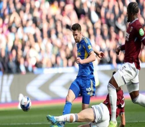 慎入，利茲球員施塔赫展示自己嚴重腫脹的腳踝，以回擊質(zhì)疑者