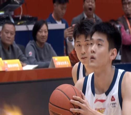 黄明依申请离队天赋比崔永熙更强,却在广东队打不上球!