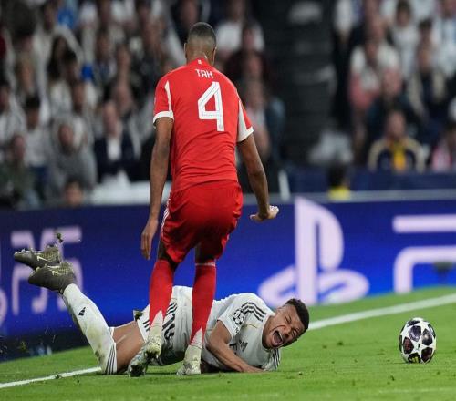 爭議！姆巴佩被蹬踏染血皇馬官方暴怒：拜仁中衛(wèi)逃紅12不公平