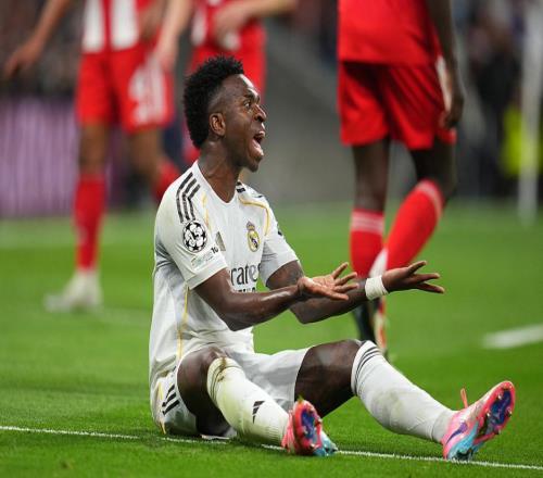 離譜！皇馬1.5億巨星浪費超級單刀放生拜仁失誤致丟球仍攤手抱怨