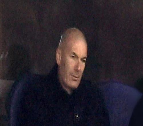 老熟人,齐达内现身伯纳乌观看皇马vs拜仁