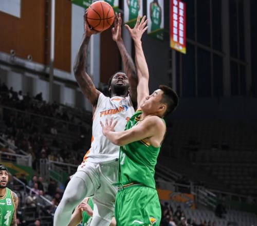 空籃都上不進(jìn)！“遼籃櫻木”11分鐘0分1板，球迷：白瞎這么大個(gè)子