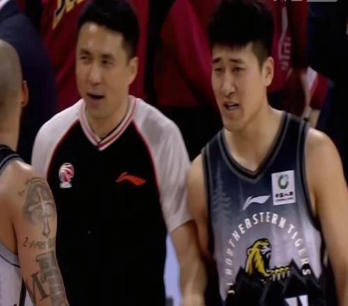 吉林男籃19分大勝，送四川男籃36連?。〗獋杀或屩穑拜找?1+6