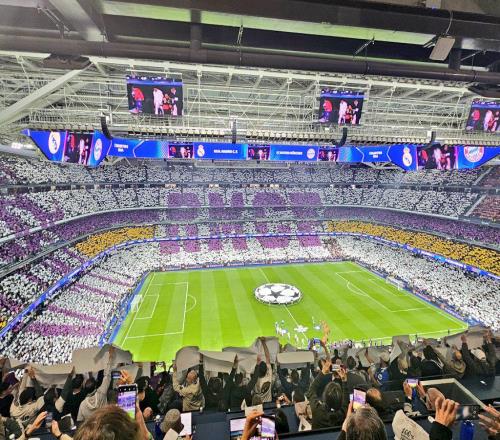 歐洲德比的氛圍，皇馬對拜仁賽前伯納烏展示360度拼接式Tifo