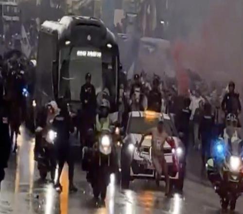 記者：皇馬大巴駛向伯納烏時，突然出現(xiàn)一裸奔男子在馬路上跑