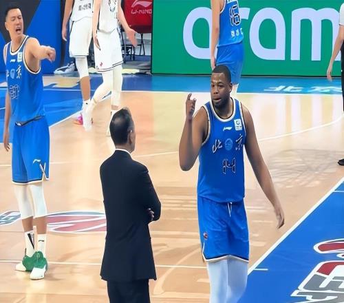 一分不得哪來的底氣被換下竟敢頂撞許利民，球迷：吵了好幾次了