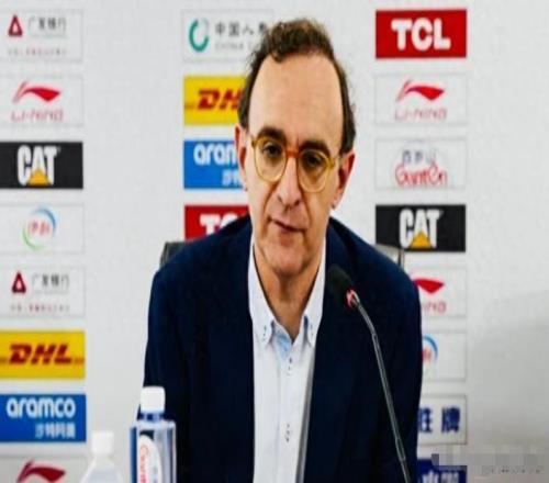 为何这么激动赛后乌戈一口气表扬和感激了4名队员,一人反复夸