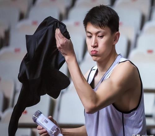 顏值比楊鳴帥，球技不輸易建聯，他37歲身家過億，CBA現役常青樹