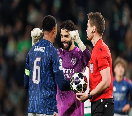 英媒报道拉亚提升了阿森纳后防线表现被认为是英超赛季最佳球员候选人_英超直播