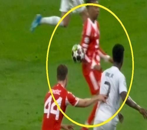 皇马主场告负引发争议:奥利塞手球成焦点,裁判遭球迷怒喷