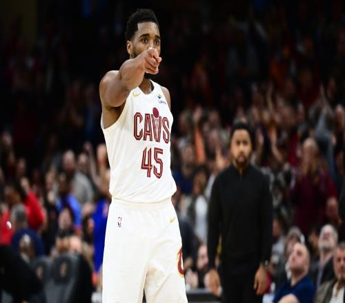 米切爾單節(jié)44分炸場，騎士用一節(jié)球把老鷹打懵