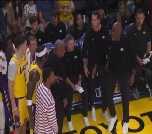 爆發(fā)沖突！僅上場16秒就被罰下，湖人球員范德比爾特怒噴雷迪克！