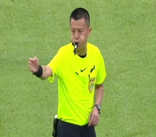 中超裁判遭处罚,连降三级!刚执法浙江vs铜梁龙,如今执法中冠