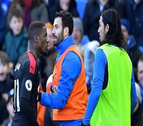 球場(chǎng)起火！前英超硬漢秒變消防員，提著水管狂奔滅火