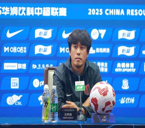 蓉城球迷還想念他倆嗎徐正源曬出他跟萊切特合影，引發(fā)熱議