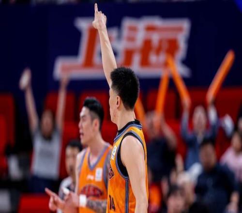 CBA最新排名！上海14連勝傲視群雄，黑馬殺回第三，廣東跌至第五