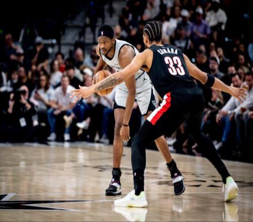 福克斯25+5+7馬刺擊敗開拓者2連勝,阿夫迪亞29+6+6亨德森20分