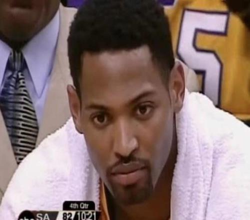 霍里018三分后投敵，湖人0.4秒被反殺