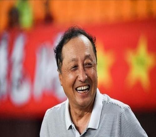 他是80年代最佳中鋒，執(zhí)教生涯成敗都在亞泰，68歲享受退休生活