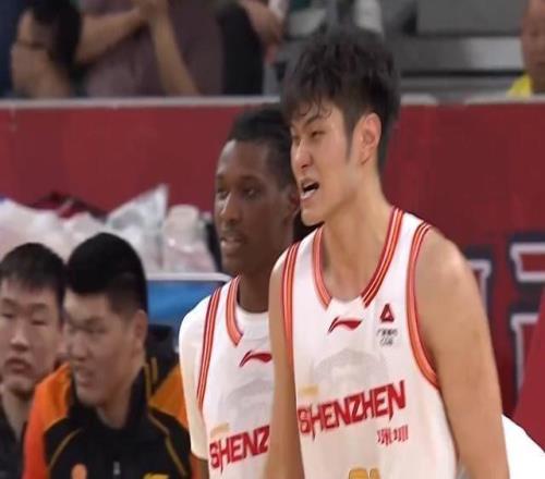 王浩然狂轟33+5+4得分生涯新高深圳男籃11連勝刷新隊(duì)史最佳