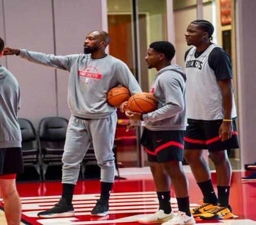 戴維森簽約!火箭15人豪陣上線,烏度卡可組3套陣容過(guò)首輪穩(wěn)了