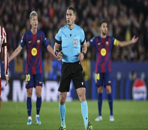 世體：歐足聯(lián)沒有給俱樂部發(fā)VAR音頻的先例，巴薩想聽得去總部