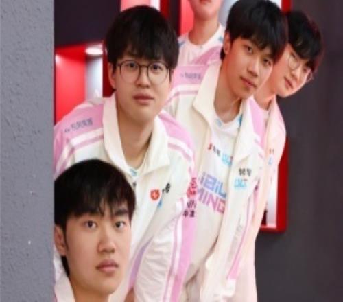 BLG官方發(fā)布賽后模仿《灌籃高手》合影：保持勢(shì)頭！