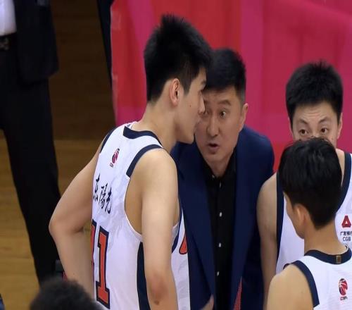 恭喜廣東隊!CBA暴力雙能衛(wèi)打出身價,杜鋒為他裁掉奎因