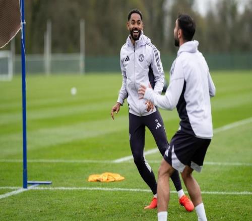 太陽(yáng)報(bào)：曼聯(lián)集訓(xùn)歡樂(lè)多，B費(fèi)、庫(kù)尼亞搭檔頭頂網(wǎng)球游戲全勝