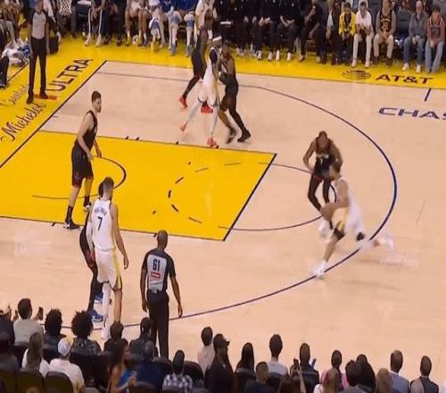 庫里把KD晃成"木頭人"，2秒完成讀心反殺