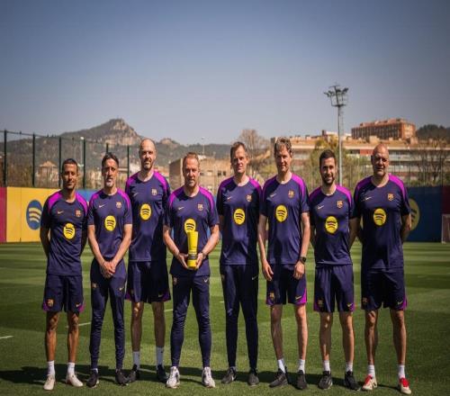 和教練團(tuán)隊(duì)分享榮譽(yù)，弗里克領(lǐng)取西甲3月最佳主帥獎