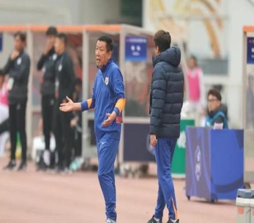 中超只踢了四輪，泰山隊(duì)球迷該向崔康熙道歉了，當(dāng)然這不怪韓鵬