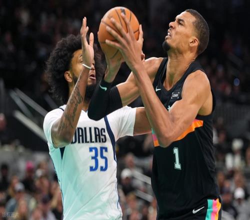 詹姆斯28+6+12+4無緣今日最佳球員！因?yàn)槲陌鄟嗰R40+13+5+3創(chuàng)紀(jì)錄