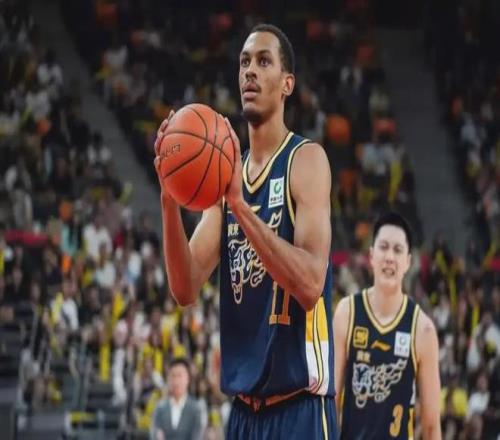 17歲賺了一百萬美元，25歲被CBA裁員