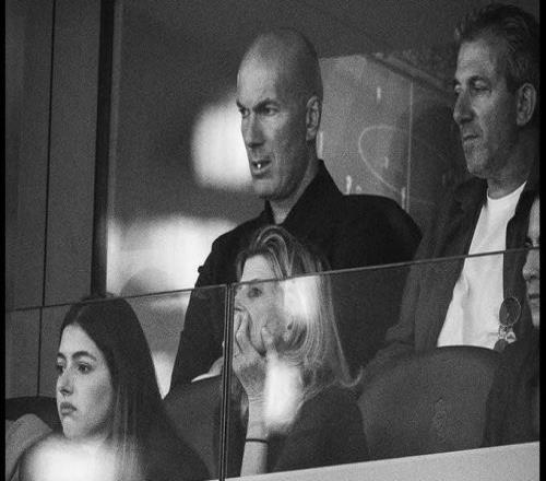 心系老東家，齊達(dá)內(nèi)再次現(xiàn)身伯納烏觀戰(zhàn)皇馬