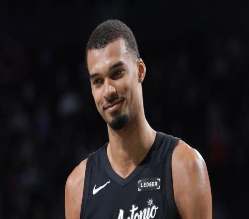 文班40+13+5榜眼超越魔術(shù)師，弗拉格33分難救主，馬刺橫掃獨(dú)行俠