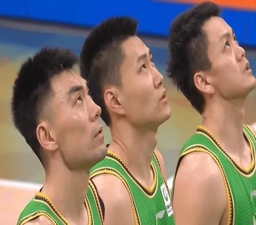 烏戈卡位戰(zhàn)犯渾！不上萊迪護(hù)籃板，死用手帝自爆，為啥不用二哥