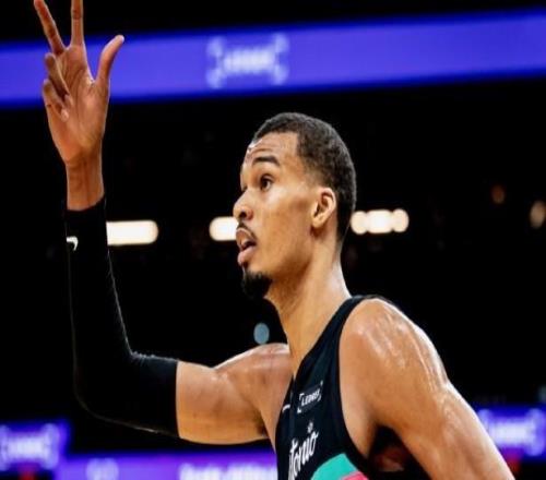 文班復(fù)出高效砍40分13板5助2帽，出場(chǎng)次數(shù)已達(dá)評(píng)獎(jiǎng)資格