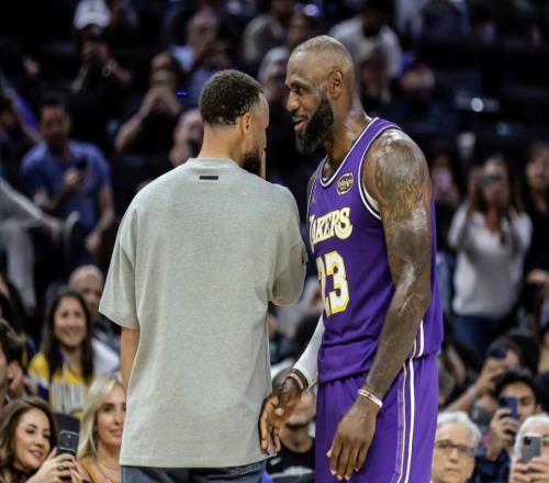 詹姆斯：不確定是否還有機(jī)會與庫里交手，能和他同場競技很榮幸