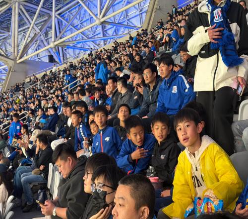 做公益，上海德比賽前申花邀請當地小球員們現場看球