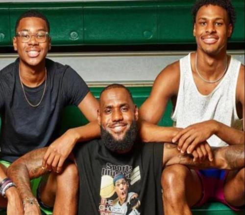 WoC！父子三人同臺！詹姆斯還想創(chuàng)造NBA紀(jì)錄！