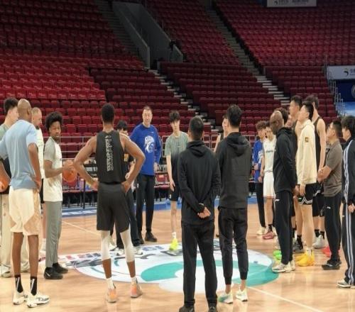 備戰(zhàn)北京！洛夫頓白邊缺席，盧偉親承可出戰(zhàn)季后賽，今晚享受比賽