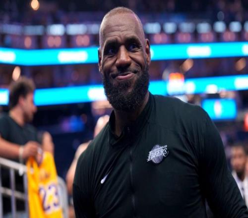 詹姆斯在東契奇和里夫斯缺陣時帶領湖人隊擊敗太陽隊，并表揚隊友